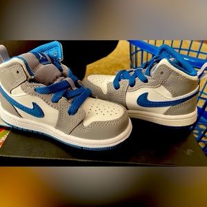Toddler Jordan’s size 6 selling all 3 for 300$ brand new